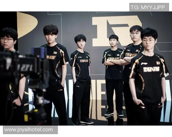 RNG战队的荣耀与坚持：从逆境到冠军杯的奋斗历程揭秘