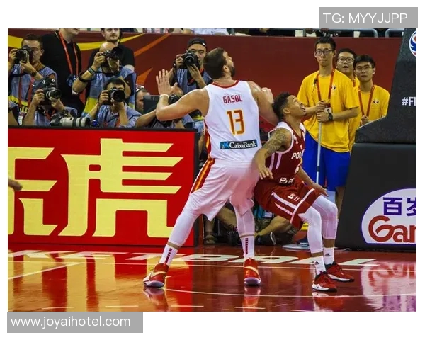 世界杯特别报道：上海篮球队如何在逆境中崛起的奋斗历程与荣耀时刻