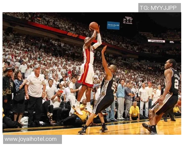 雷霆与热火圣诞大战精彩回顾与赛后分析全景呈现 雷霆与热火圣诞大战精彩回顾与赛后分析全景呈现