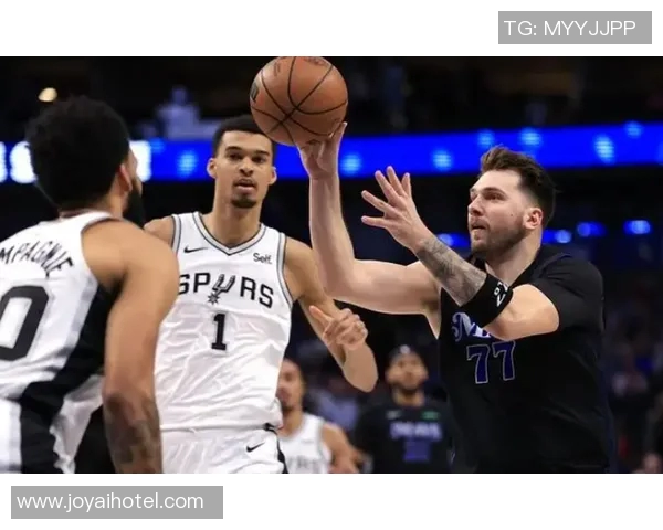 马刺与达拉斯独行侠激战正酣谁能在西部赛场中脱颖而出